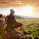 senioren beim wandern im Sonnenuntergang / autumn hiking 18